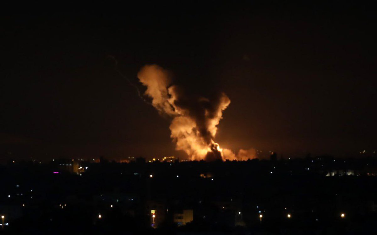 İsrail'in, Filistin #Gazze'ye havadan saldırıları devam ediyor.