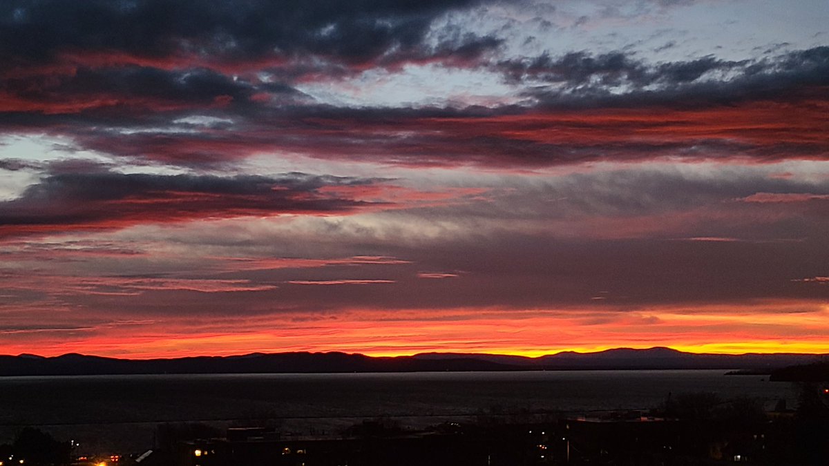 JamesterYeahz's tweet photo. The sunset presently in Burlington Vt
#vt #Vermont #vermontspring #burlingtonsunset #sunsetphotography #vermontphotography #vermontsunset #naturemoments #weatherphotography #photography https://t.co/sZTAVeMkad