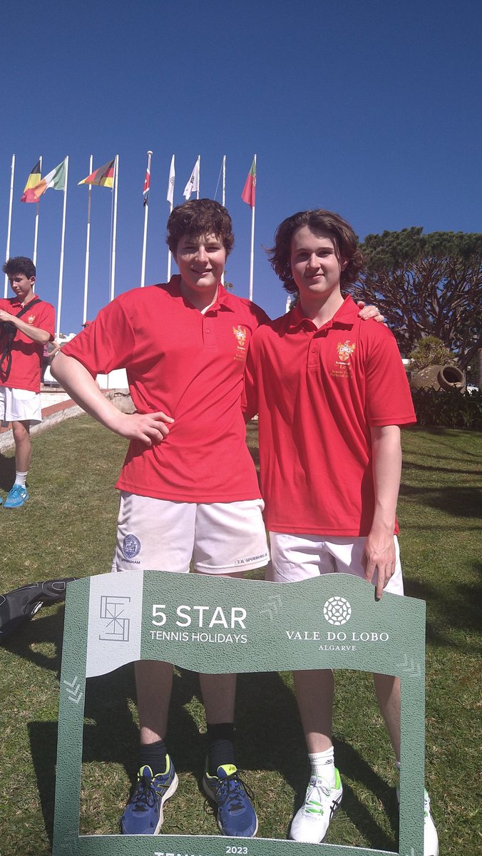 A very enjoyable tournament hosted by @5startennis yesterday with 120 players from Epsom, Bradfield, Watford Grammar and Leicester Grammar. Congratulations to all our Leysian players who took part, especially to Joe M-K and Rocco F who took silver runners-up medals in Tier 1.