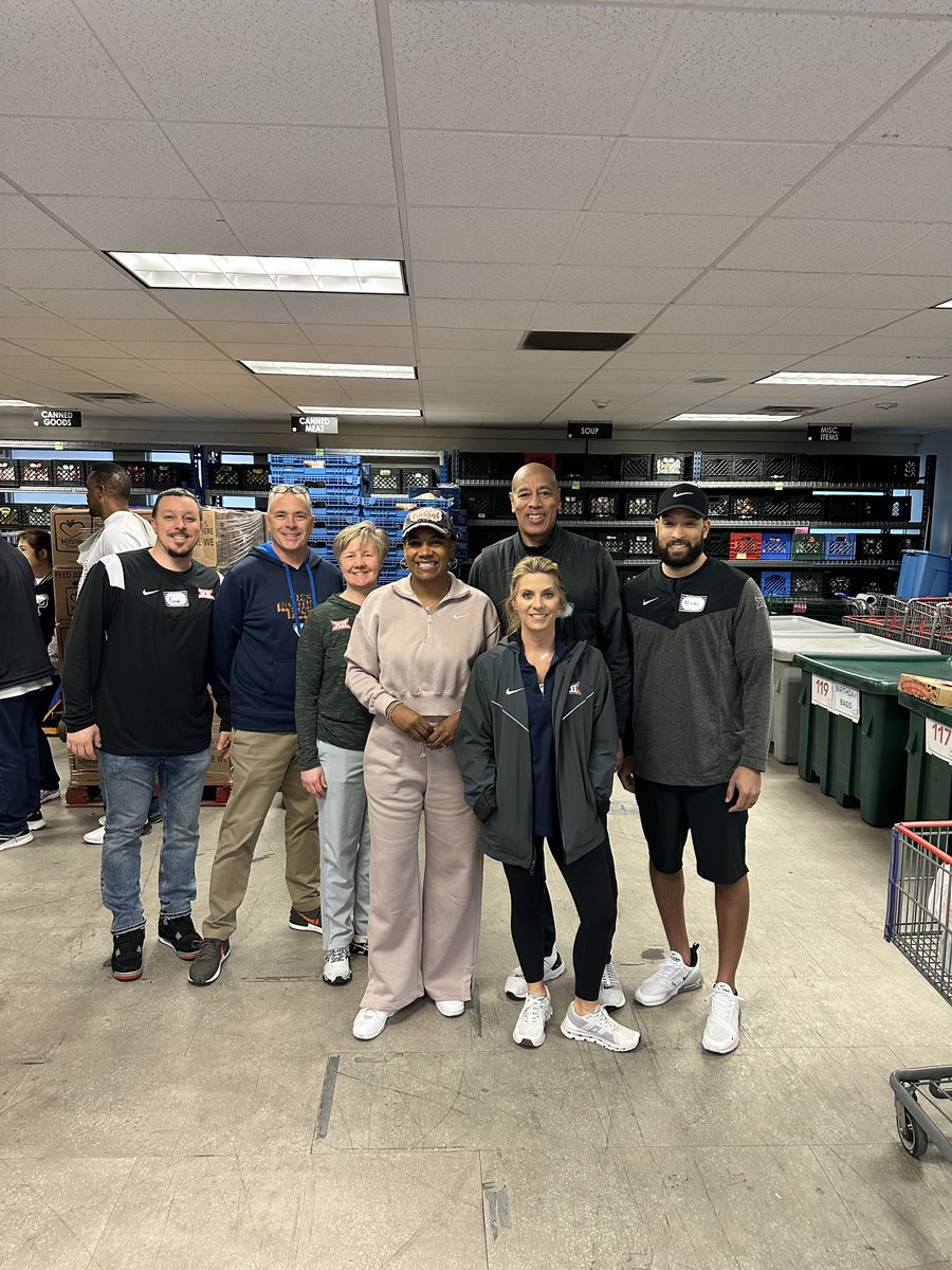 Big12Conference's tweet photo. Today conference staff took a moment to pay it forward during the Big 12 Day of Service. 

By helping those in need of food security at @Minniesfoodpantry, supporting survivors of domestic & family violence at @HopesDoorInc & hanging out with @abilityconnect the Big 12 is grateful to be able to support those that uplift our Dallas community every day.

#Big12 x #Community