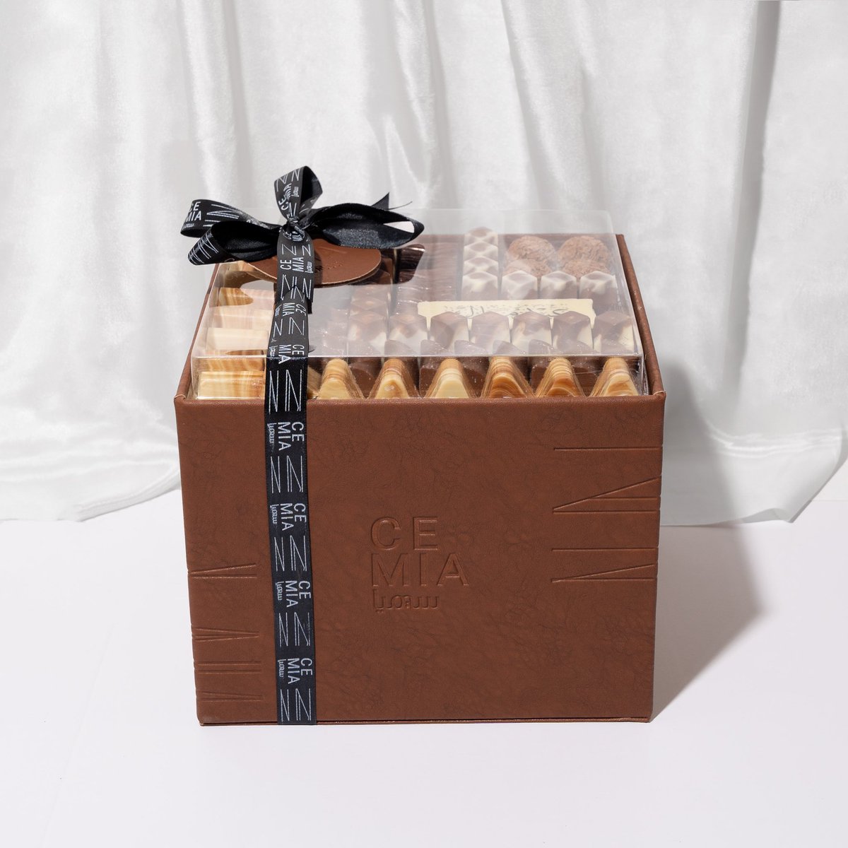 ( عيدية سيميا ) 😍🤍

ثلاث احجام : 
الحجم الكبير : السعر ٢٩٥ ريال 
الحجم الوسط : السعر ٢٣٠ ريال 
الحجم الصغير : ١٦٠ ريال 

مكونات البوكس : 
( شريطة ، لوحه شوكلت مطبوعه بعبارات العيد  ، كرت اهداء ، شنطه ) 

الكميه محدوده ، الاصناف متنوعة 🤍 #سيميا #العيد #القصيم #بريدة