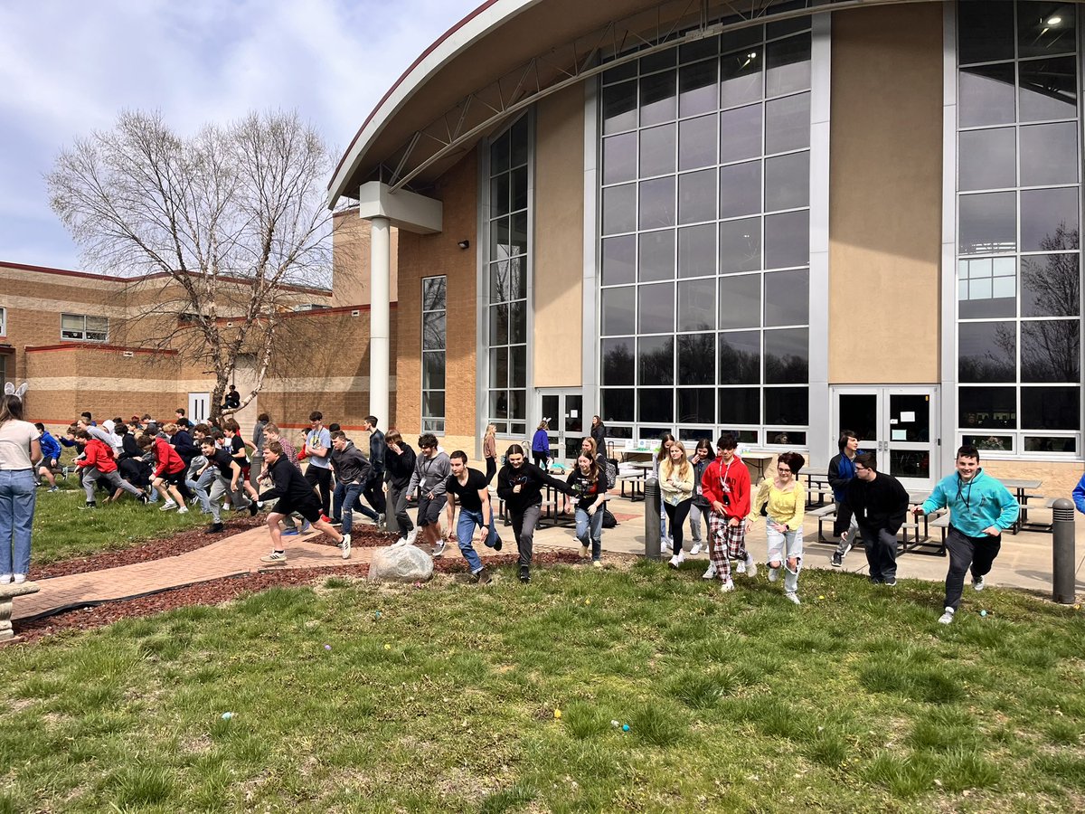 THS_BFutures's tweet photo. Today was our annual Egg Hunt! Thanks to the Chamber of Commerce we had fun prizes for our students from FCB Bank, Edison’s, Alfonzo’s, Jessica Harrison All State Insurance, and Bradford Bank! It’s always great to see our students having fun! Have a fun and safe weekend! 🐰 https://t.co/M0RuTvrLCr