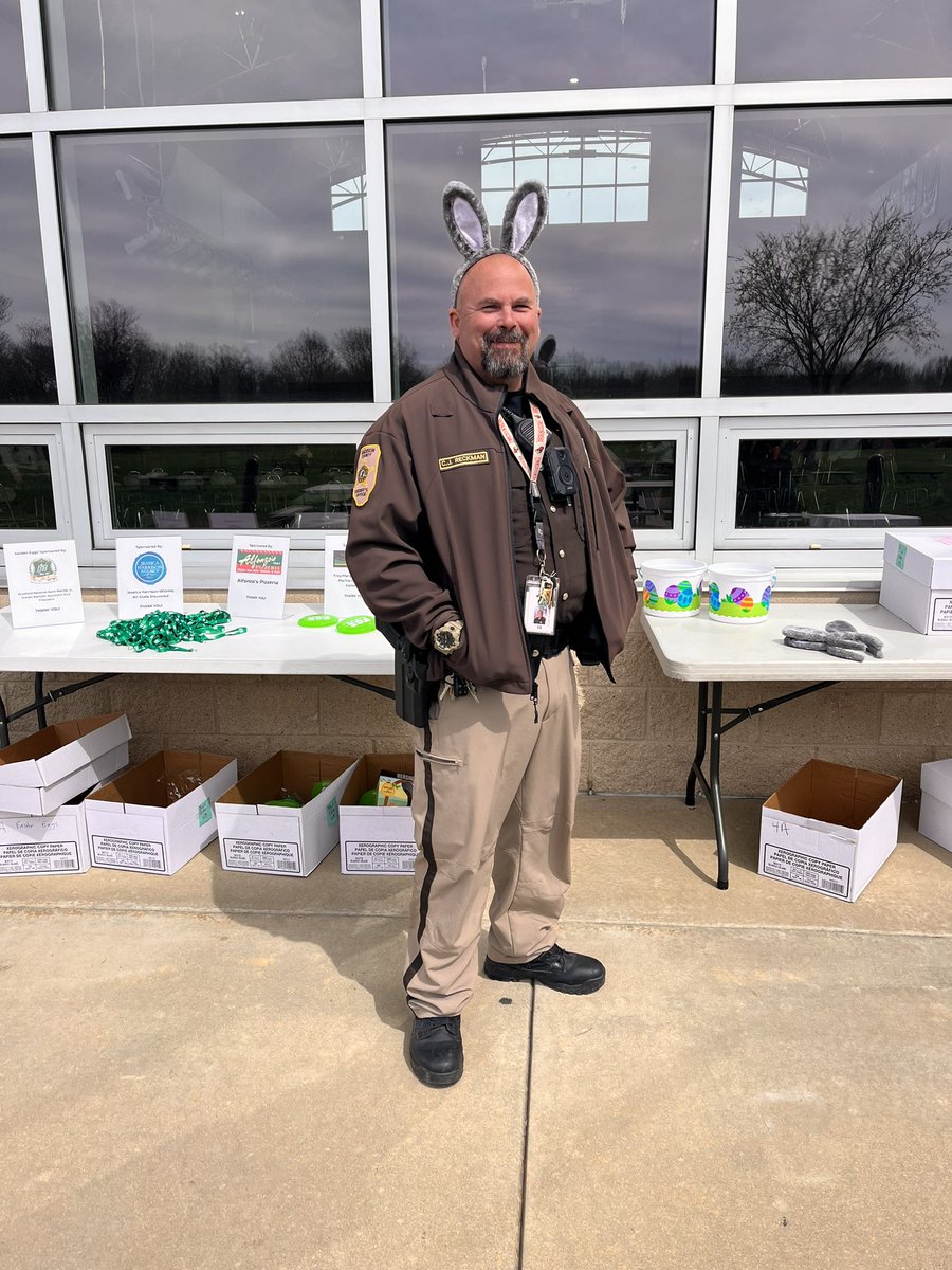 THS_BFutures's tweet photo. Today was our annual Egg Hunt! Thanks to the Chamber of Commerce we had fun prizes for our students from FCB Bank, Edison’s, Alfonzo’s, Jessica Harrison All State Insurance, and Bradford Bank! It’s always great to see our students having fun! Have a fun and safe weekend! 🐰 https://t.co/M0RuTvrLCr
