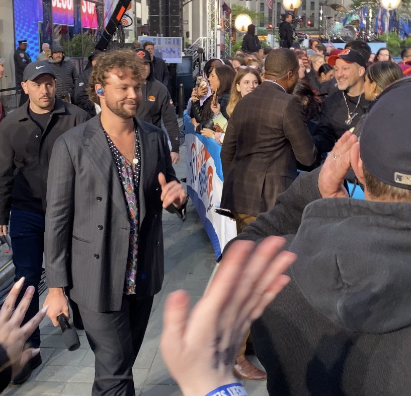 lukelietome's tweet image. RETWEET FOR GOOD LUCK (just because i took these and i have good luck) #The5SOSShow 🍀