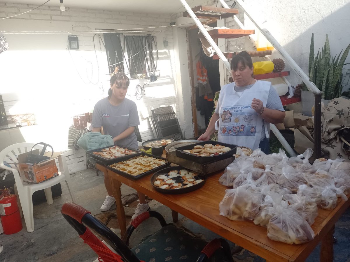 CNP25DEMAYO's tweet photo. Hoy entregando huevos de Pascuas y merienda en otro Comedor en José Leon Suarez @CNP25DEMAYO https://t.co/qfJBxJ5vXF