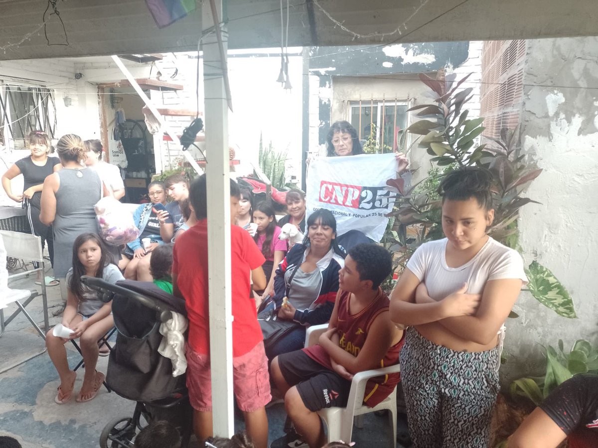 CNP25DEMAYO's tweet photo. Hoy entregando huevos de Pascuas y merienda en otro Comedor en José Leon Suarez @CNP25DEMAYO https://t.co/qfJBxJ5vXF
