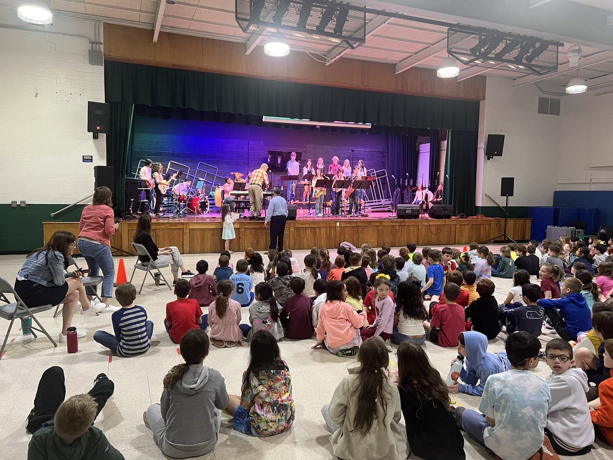 Our third and fourth graders were lucky to get to visit Forest Avenue School today and watch the VHS Jazz Band perform 🎸🎺