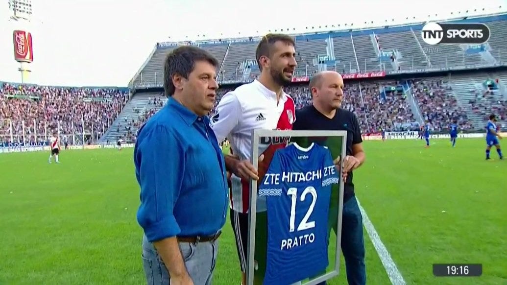 JuulianCarrera's tweet photo. "El único club que nunca quise que pierda estando afuera es #Vélez. Fue especial enfrentarme cuando me tocó jugar con la camiseta de River.
 Cuando deje de jugar en Vélez voy a seguir siendo hincha y toda la vida el cariño va a ser para este lado".

✍️Lucas Pratto en @velez670 https://t.co/UXUgK2y2V9
