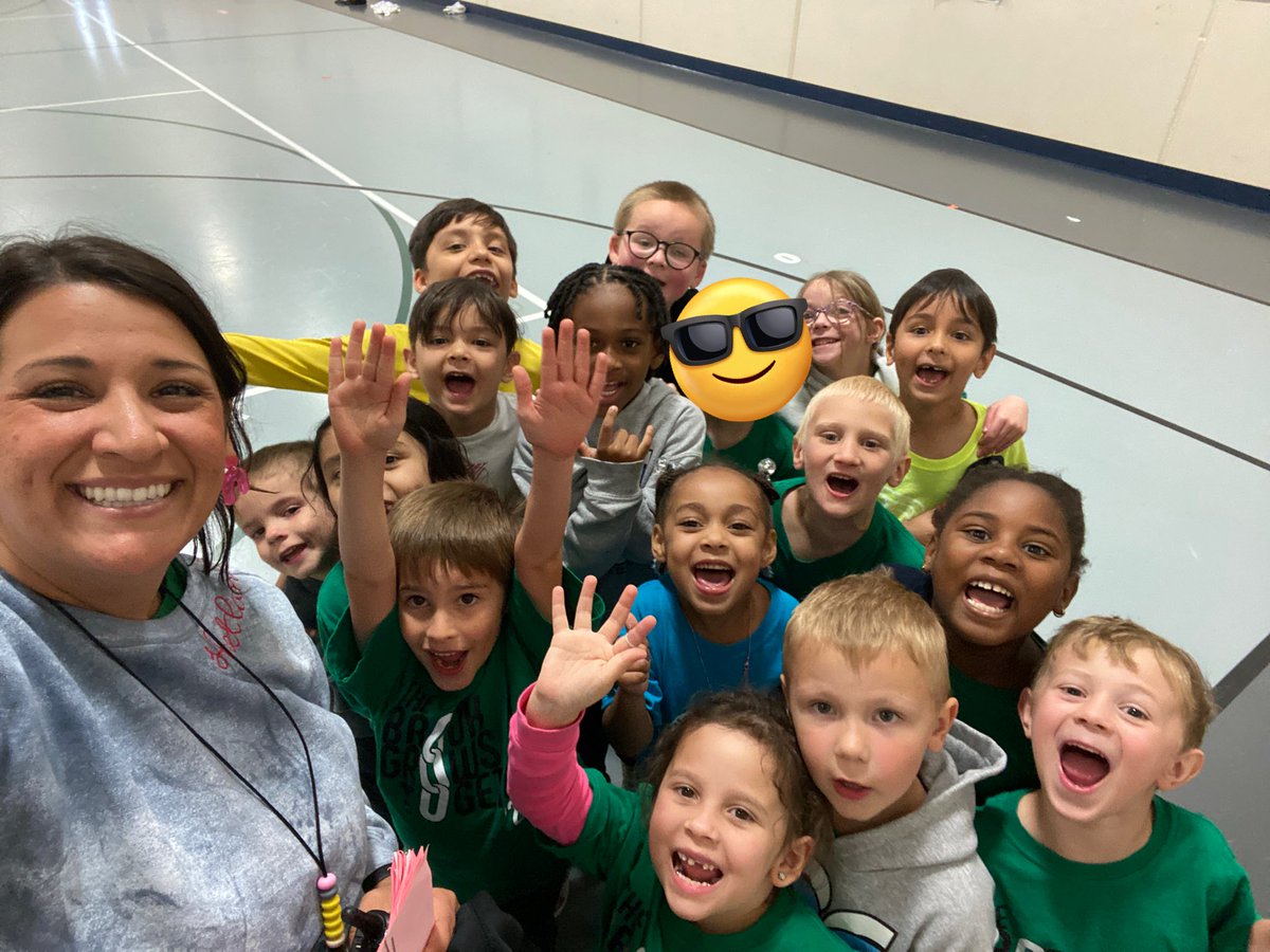 iTeachBC's tweet photo. Field day was a success!!!! Thankful for the four day weekend so I can recover 🙃. #fieldday #hebisd #shadybrookrocks #SBE https://t.co/DGYWpQXy6S
