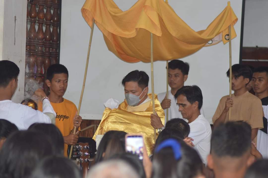DominicansPH's tweet photo. The Lord walks among His people.
The Blessed Sacrament in solemn procession towards the Altar of Repose at the Dominican parish of St Vincent Ferrer in Camiguin de Babuyanes. ✴️
#HolyThursday #DominicansPH #OPMission https://t.co/Pzm8JaRbOB