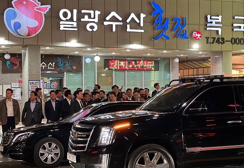 cenjust's tweet photo. 지난대선때 이재명 부인의 샌드위치 먹은것까지 지랄발광하던게 생각나는군. 이새끼는 우리가 낸 세금으로 회집에서 술처먹고 다니고 시발. https://t.co/ElSz1VUklK