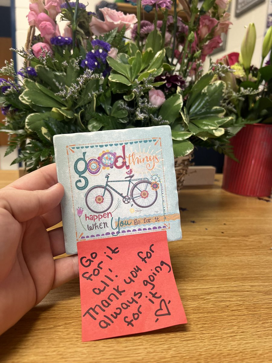 klowrey22's tweet photo. Message RECEIVED 📝 Someone has been placing sweet surprises in my office all week, but THIS one ⁉️ Goodness 🥹 #GoForItAll @sdedragons https://t.co/htMwuWAXc2