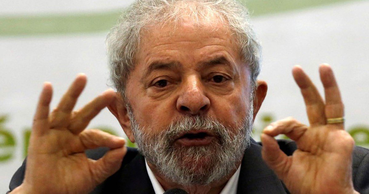 PolticaDVerdade's tweet photo. Por questão partidária, Lula não deve viajar para Santa Catarina em solidariedade às famílias das crianças assassinadas.

A ausência do presidente Lula se deve muito em função do estado de Santa Catarina ser majoritariamente bolsonarista. https://t.co/iHsT8XDSNP