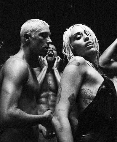 MileyUpdates's tweet photo. who owns my heart x river https://t.co/N4oh7O8waL