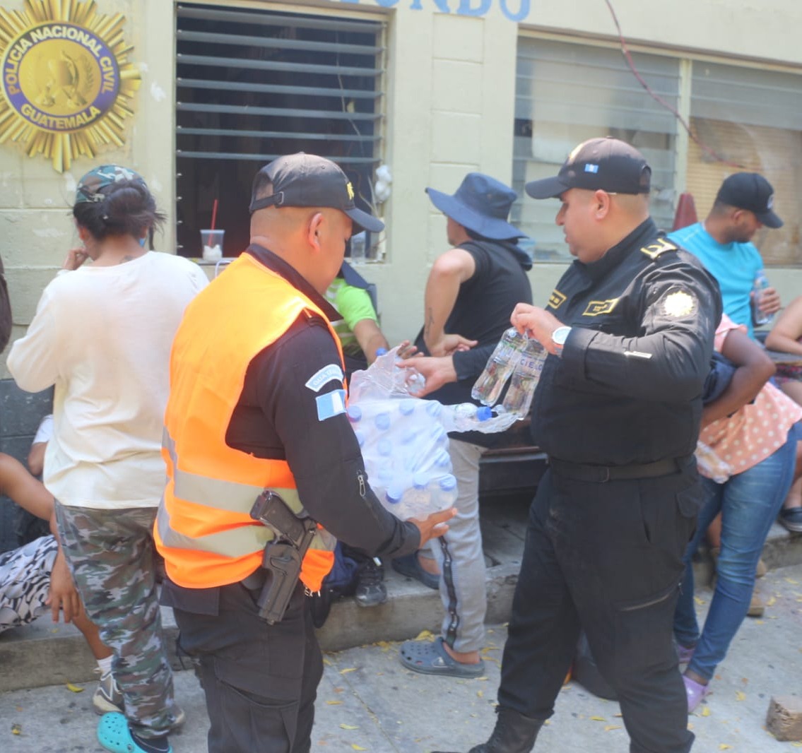 PNC de Guatemala on Twitter "PNC localiza a 74 migrantes de diferentes