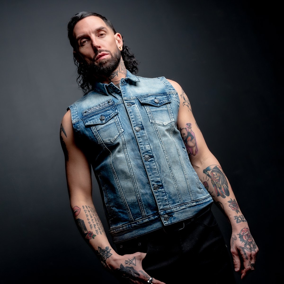 wornstar's tweet photo. This timeless vest is perfect for any occasion, whether you're hitting up a concert or just want to add a bit of edge to your look. https://t.co/P1ZEQjt6Us
#wornstar #wornstarclothing #rocknrolldenim #idolmaker #denimvest #classicblue #concertwear #streetlook #rocknrollforever https://t.co/BidM0rqDqk