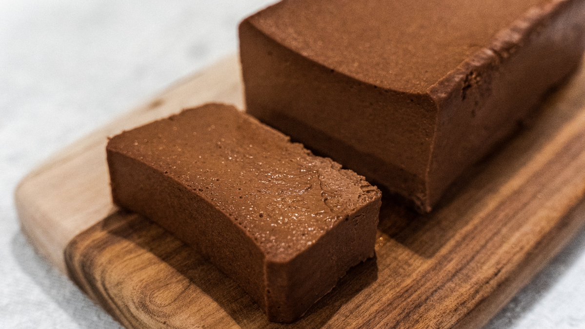 sizuru_store's tweet photo. 金曜10時になりました！

今週分のチョコレートチーズケーキ販売いたしました。

シズる商店番頭の鳥羽が考えた唯一無二のチョコレートチーズケーキ❗️

立体的な香りと味わいの設計にこだわって作りました。  大切な人とのおうち時間にぜひ！

▼購入はこちら
https://t.co/YFYCClHsyF https://t.co/BSO4Bdu3cD