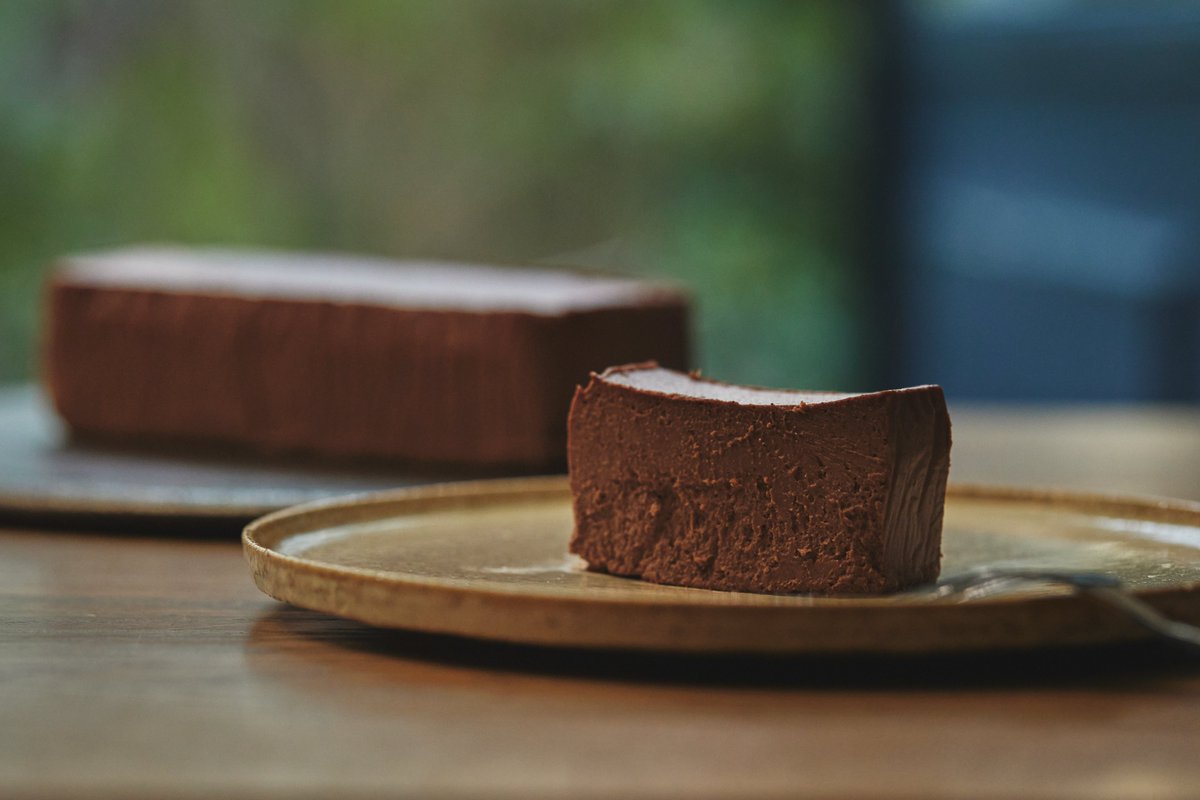 sizuru_store's tweet photo. 金曜10時になりました！

今週分のチョコレートチーズケーキ販売いたしました。

シズる商店番頭の鳥羽が考えた唯一無二のチョコレートチーズケーキ❗️

立体的な香りと味わいの設計にこだわって作りました。  大切な人とのおうち時間にぜひ！

▼購入はこちら
https://t.co/YFYCClHsyF https://t.co/BSO4Bdu3cD
