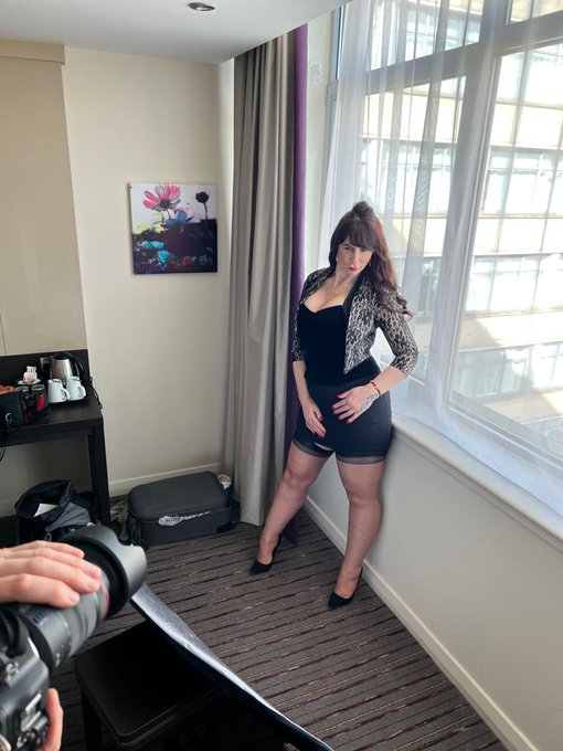 Good evening My Naughty Family or is it Morning already! 🙈 Here are a few of yesterday's shoot in Glasgow