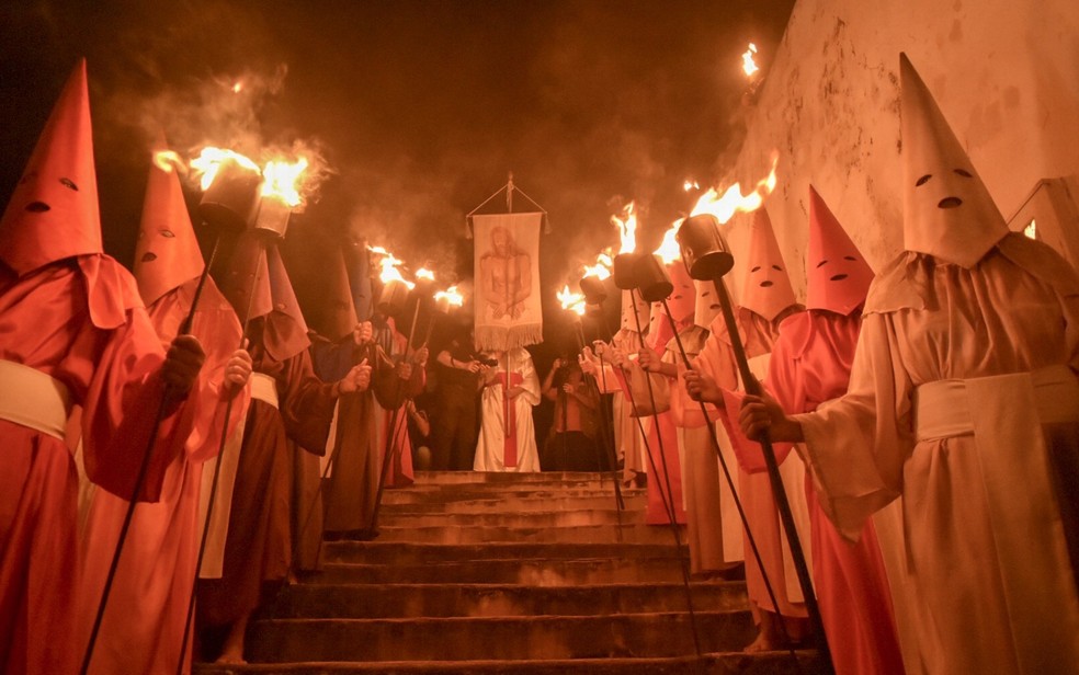 Gustavramski_'s tweet photo. Cá prá nós, mas essa “procissão do fogaréu”  em Goiás é  meio estranha, não!? 🤔 https://t.co/6qxBrsMtRl
