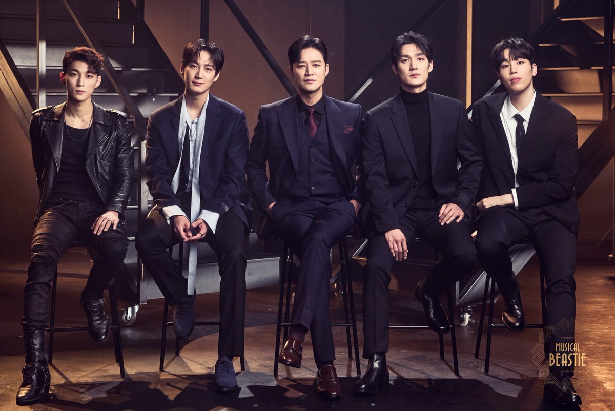 𝟐𝟎𝟐𝟑 𝐌𝐮𝐬𝐢𝐜𝐚𝐥 𝐁𝐞𝐚𝐬𝐭𝐢𝐞
✶ 클럽 개츠비 선수 소개 ✶

이재현 | #김종구 
김주노 | #조풍래 
알렉스 | #성연
이승우 | #조훈
강민혁 | #반정모  

2023.05.16 - 08.13 
링크아트센터 페이코홀