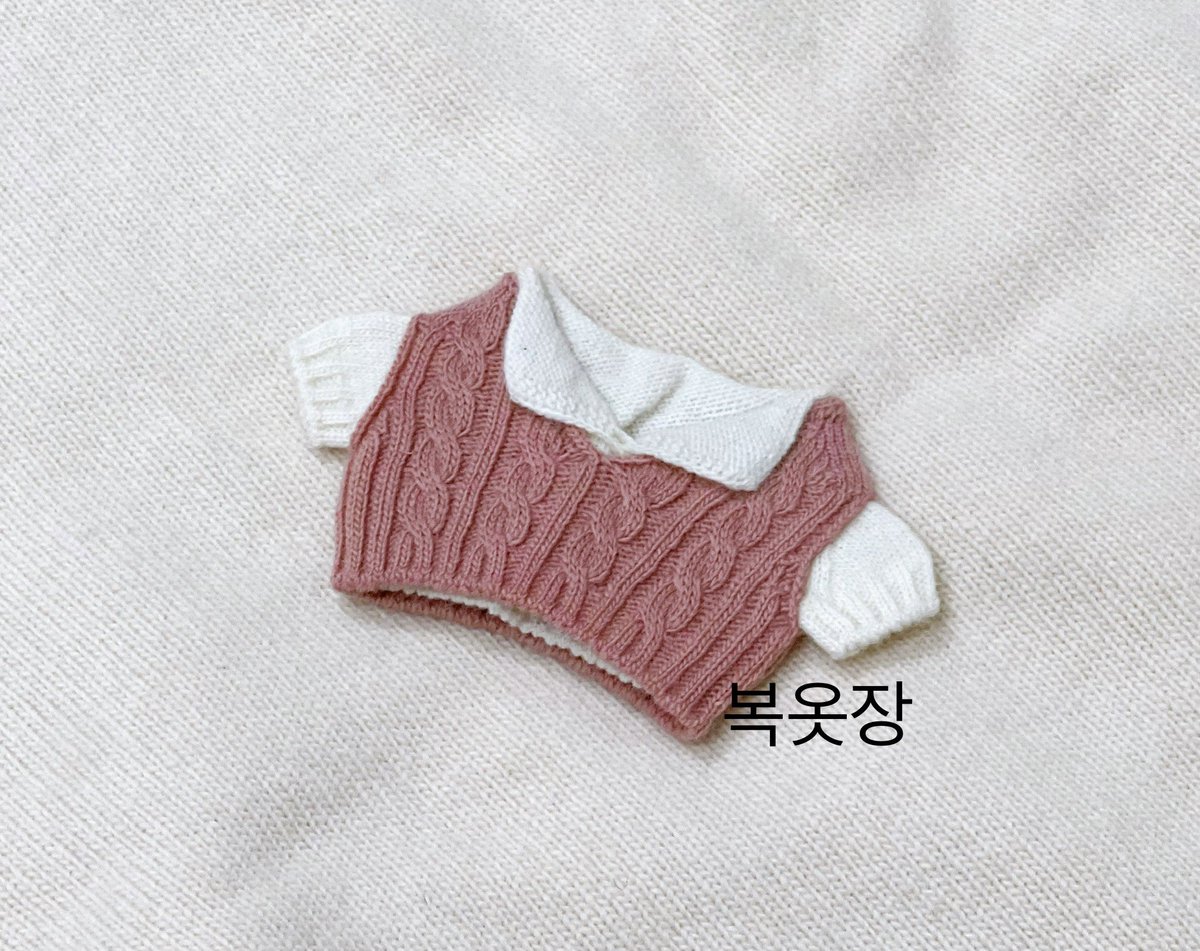 bokksKnit's tweet photo. 안녕하세요><
요즘 바빠서 잘 못찾아왔는데
그래도..! 저를 탐라에 심어주고 계시는 분들께 선물을 드리고자 왔슴니다..❤️ (사유 : 오늘 복옷장 생일✨)
품목은 제가 6개월 넘게 말만하고 안가지고 오고있는..(..) 15애기용 카라티와 베스트! 
추첨 두분께 세트로 보내드릴게요!  
좋은하루되세요!!❤️ https://t.co/ujTQ1ISyKu