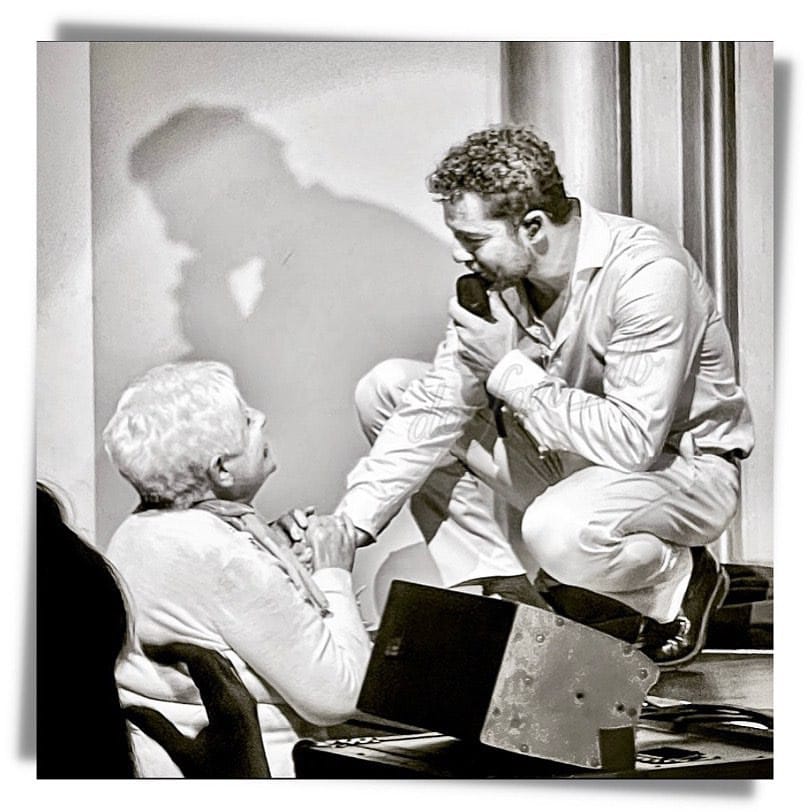 FCDavidBisbalUY's tweet image. #Repost  • @docfan_db ...

 No hay mayor grandeza que hacer felices a los demás aún cuando estes roto. Por eso no hay otro como tú @davidbisbal . Muero de amor con este momento , con la señora de los bellos ojos azules , como tú dijiste 🥰. #davidbidbal #ternura #20nochesdb