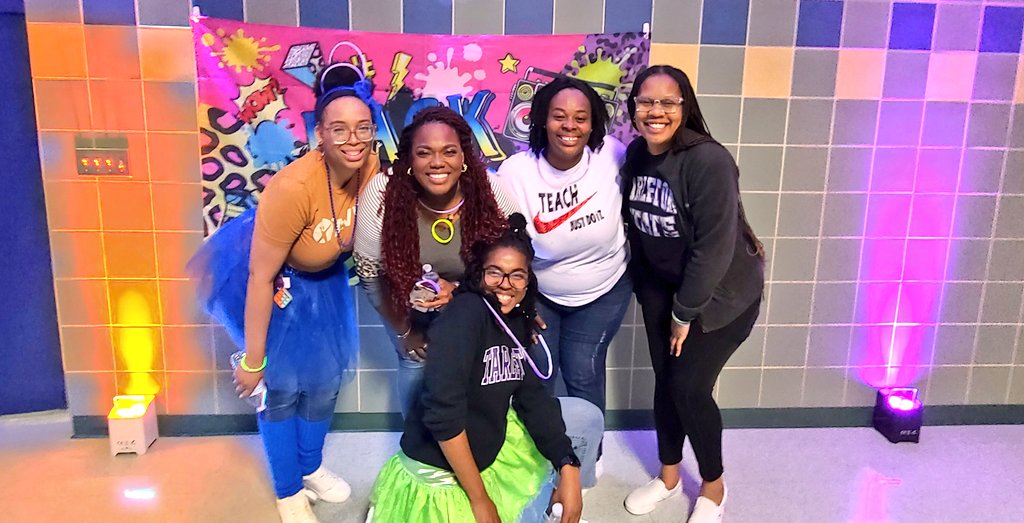 SueCrouchElem's tweet photo. Once again, our @SueCrouchElem PTA hosted a wonderful GLOW Family 💃
Oh and what a great time it was!💙💚 https://t.co/KyOdhS83Lc