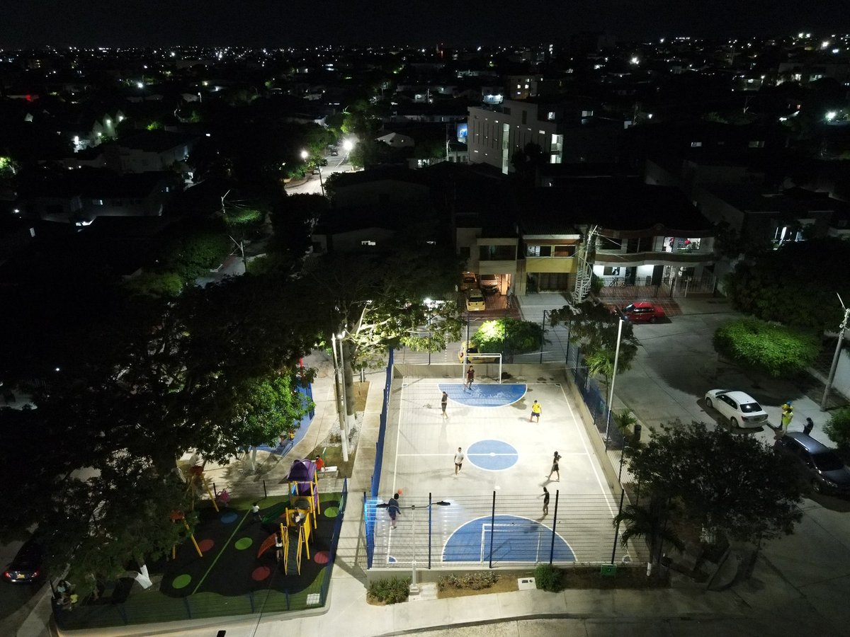 Estás son algunas de las canchas ubicadas en los más de 260 parques de nuestra #BarranquillaIluminada desde donde se fomenta el deporte y las actividad física. ✨

Desde el aire les compartimos estas imágenes para celebrar el #DíaInternacionalDelDeporte