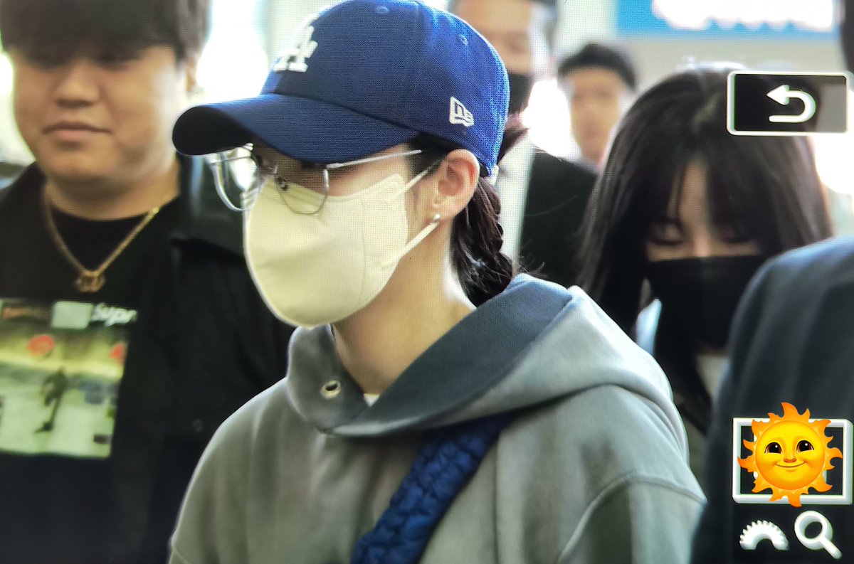 230407 ✨
MAMAMOO 문별 ICN 출국 

#마마무 #MAMAMOO
#문별 #MOONBYUL #문별이