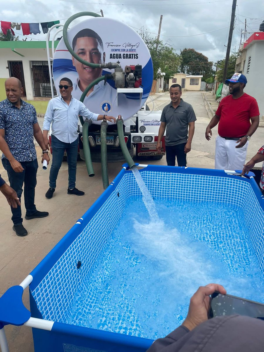 MANUELM77323504's tweet photo. Felicitar a @FcoVillegasRD y a todo el @TeamVillegasRD por su 2do día regalando y llenando piscinas, así como la realización de decenas de habichuelas con dulce en diferentes sectores. 

Mi senador 2024

@PRM_Oficial @luisabinader @DiputadosRD @JosePaliza @Pachecoalfredoo https://t.co/Y6Gzk89pcn