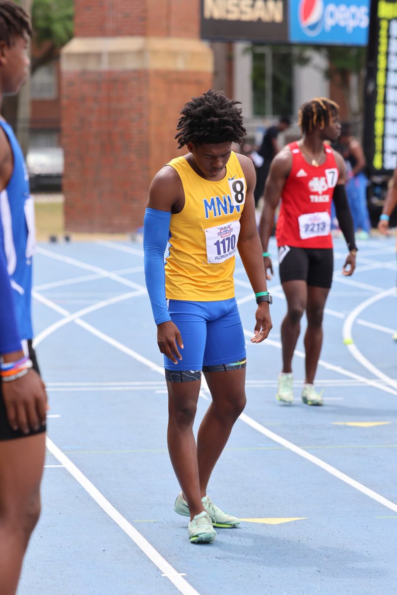 m_cochran4's tweet photo. Florida Relays Sweep 40.7 4x100 (2nd leg) 3:13 4x400 https://t.co/hhgcmf2xDZ