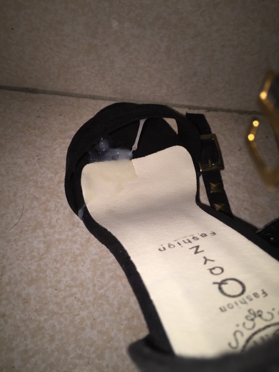 翻了以前手機
國中 老二還沒開苞
龜頭還躲在包皮裡面
還在處男時，偷射朋友姐姐的一字高跟

哈哈