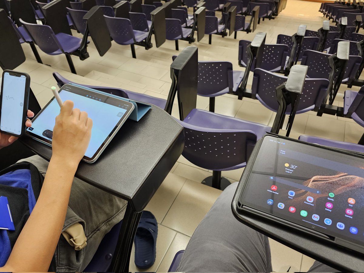 MrCrapHead's tweet photo. POV: Apple ecosystem user and Samsung ecosystem user having a civilised conversation on which is better. We have points that agree and disagree. Apple does do certain things better, but Samsung is decent overall too.

Why can't people on the Internet be like this? https://t.co/GO727fFFKY
