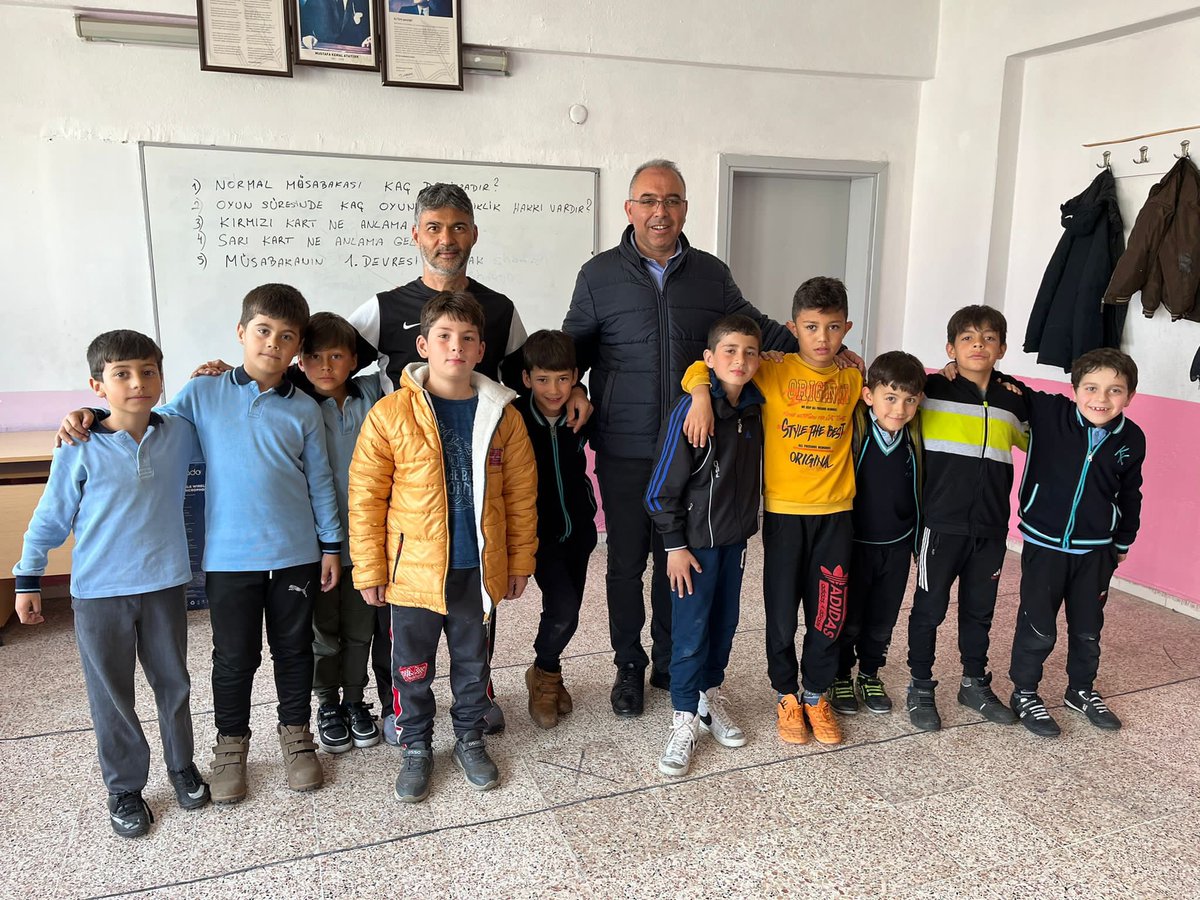 civrilhalkegitm's tweet photo. Kadir Kameroğlu İlkokulu İşbirliğiyle açmış olduğumuz drama ,futbol, akıl zeka oyunları, karate kurslarımız İlçe Milli eğitim şube müdürümüz Zeki Kerim  ve kurum müdürümüz Ramazan Eroğlu  ile ziyaret ettik. https://t.co/WvgW6LAcDd