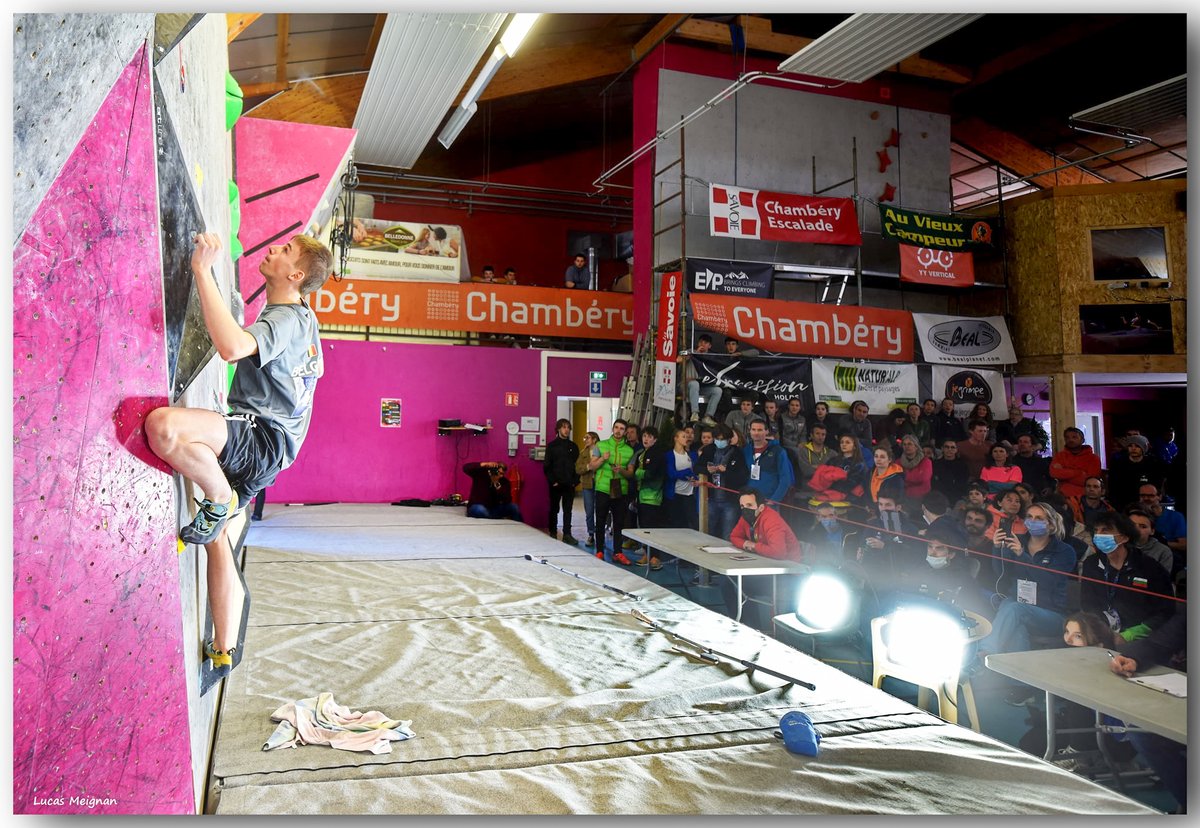 VilledeChambery's tweet photo. 🚩 Top départ pour la Coupe d'Europe d'#Escalade de bloc orchestrée par Chambéry Escalade ! Les meilleurs grimpeurs venus de toute l'Europe s'affronteront toute la journée ainsi que ce samedi 8 avril dans les blocs #chambériens du gymnase Ambroise Croisat ! 
📸 Chambéry Escalade https://t.co/DQgGrV3ALL