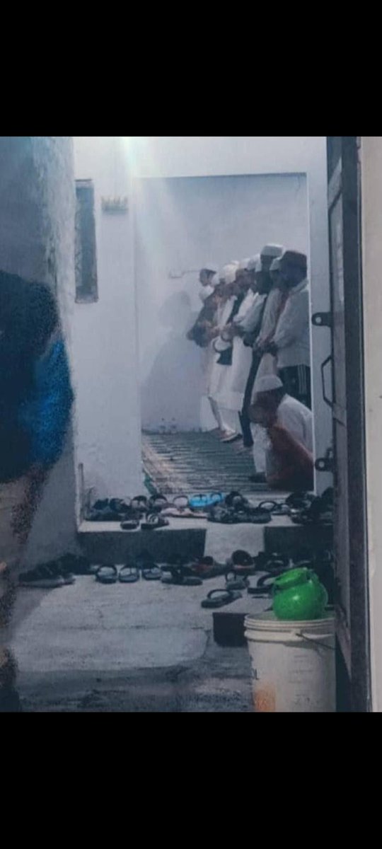 SibAshraf007's tweet photo. अगर एक सही है तो फिर दूसरा गलत कैसे?

अगर सार्वजनिक स्थान पर भजन कीर्तन संस्कृति है तो अपने घर पर नमाज़ पढ़ने से क्यों दूसरों का धर्म खतरे में आ जाता है?

ट्रे�� में पूजा पाठ से हमें कोई दिक्कत नहीं, मगर उसी ट्रेन में नमाज़ पढ़ने पर क्यों लाखों का जुर्माना मिलता है?
#Islamophobia https://t.co/4xqGN8Pa25