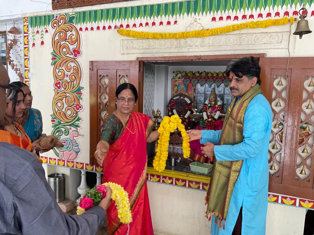 SarmaBangaraiah's tweet photo. Sri Bangaraiah Sarma garu with TRS MLC Smt. Surabhi Vani Devi, daughter of former Beloved Prime Minister PV Narasimha Rao.
She had arranged 'Sri Bangaraiah Sarma' garu's lecture on 1st Apr to the students of their three colleges
#bangaraiahsarma #surabhivanidevi #PVNarasimhaRao https://t.co/WlRPcAB1yp