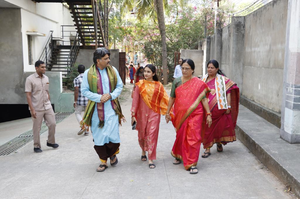 SarmaBangaraiah's tweet photo. Sri Bangaraiah Sarma garu with TRS MLC Smt. Surabhi Vani Devi, daughter of former Beloved Prime Minister PV Narasimha Rao.
She had arranged 'Sri Bangaraiah Sarma' garu's lecture on 1st Apr to the students of their three colleges
#bangaraiahsarma #surabhivanidevi #PVNarasimhaRao https://t.co/WlRPcAB1yp