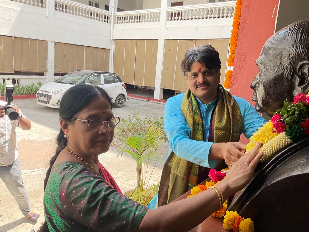 SarmaBangaraiah's tweet photo. Sri Bangaraiah Sarma garu with TRS MLC Smt. Surabhi Vani Devi, daughter of former Beloved Prime Minister PV Narasimha Rao.
She had arranged 'Sri Bangaraiah Sarma' garu's lecture on 1st Apr to the students of their three colleges
#bangaraiahsarma #surabhivanidevi #PVNarasimhaRao https://t.co/WlRPcAB1yp