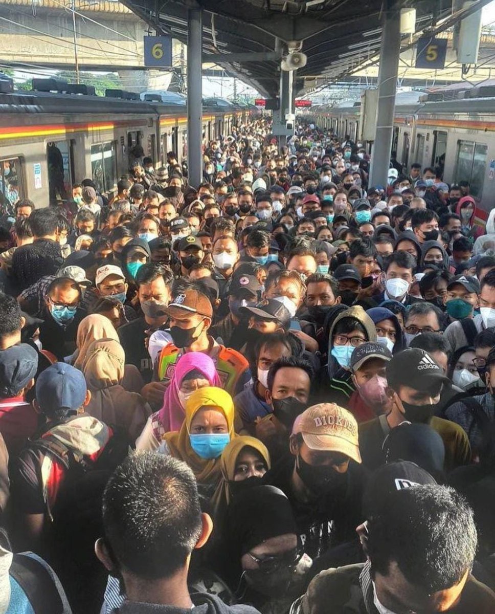 Apakah ada dari para penentu kebijakan yang mau coba meringankan perjuangan mereka? 

Biar ga jadi kek pepes-rendang dalam kereta?