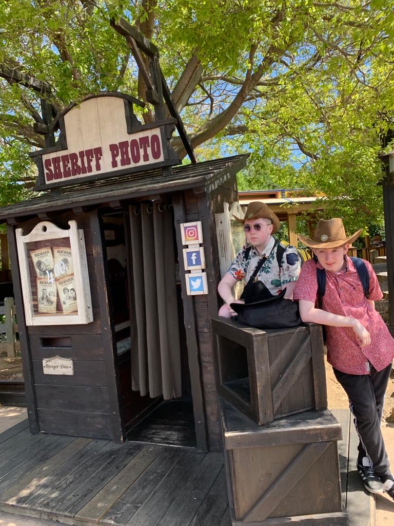 malonelanguages's tweet image. Spanish trip day 3 spent at Port Aventura theme park-lo pasamos bomba/we had a blast💥😭🎡