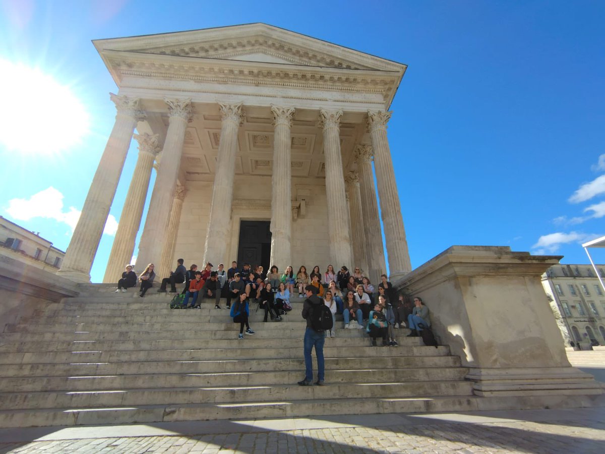 Mr Yates gets a classroom upgrade! Lecturing on the steps of the Maison Carrée Roman temple in Nîmes #TythyClassicsMFLTrip