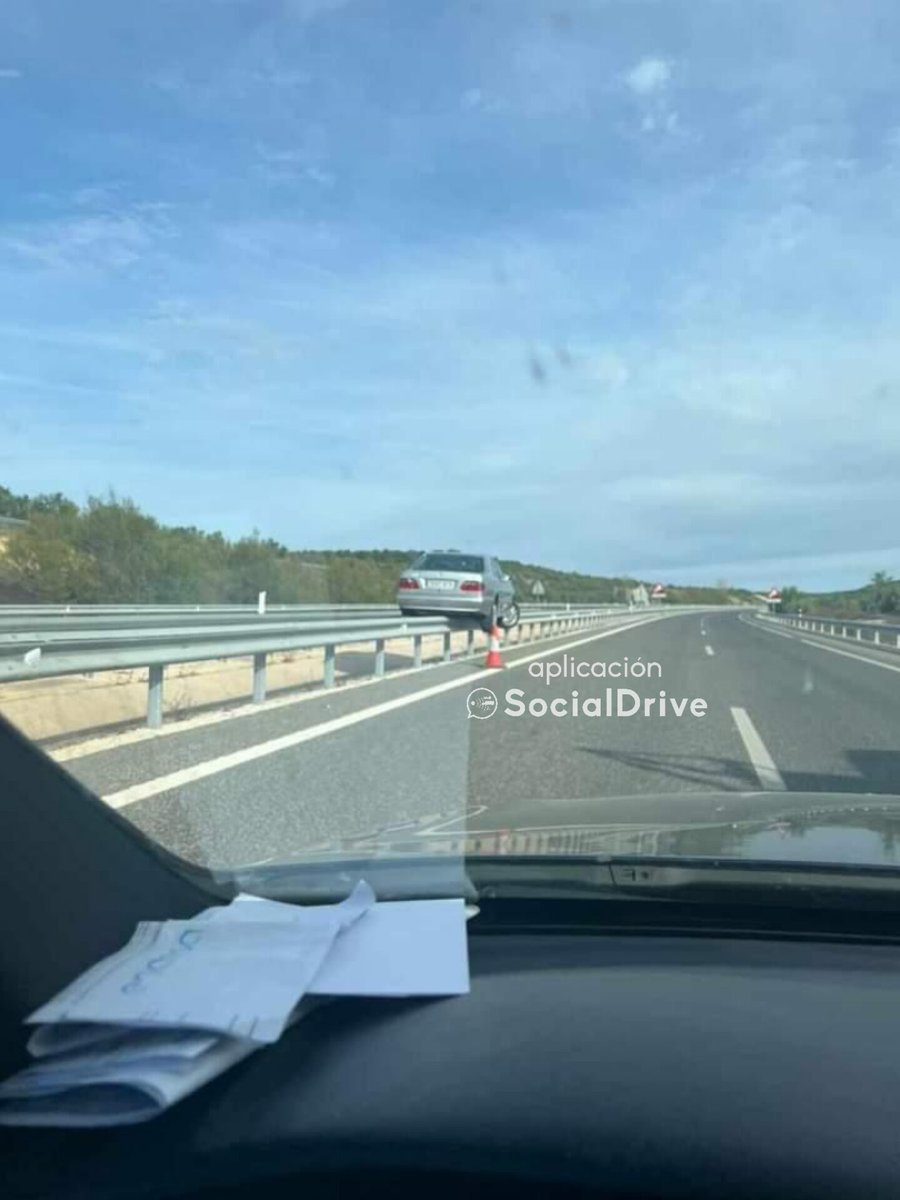 SocialDrive_es's tweet photo. Un coche acaba subido por completo encima del quitamiedos

Baeza, Jaén https://t.co/sJ7mo7PznU