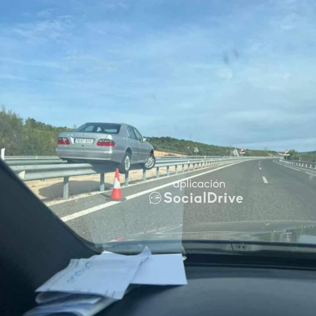 SocialDrive_es's tweet photo. Un coche acaba subido por completo encima del quitamiedos

Baeza, Jaén https://t.co/sJ7mo7PznU