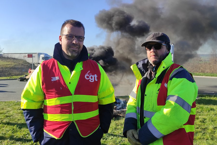 rapportsdeforce's tweet photo. 🔴 « Est-ce qu’on va gagner ? » : trois mois de lutte pour les retraites dans la Somme

Ces derniers temps, faire cramer des pneus est devenu une habitude. 

Reportage ⤵️https://t.co/NnpYaZfdLe

#ReformesDesRetraites 
#MacronVaCraquer https://t.co/lH7mNFMXQc