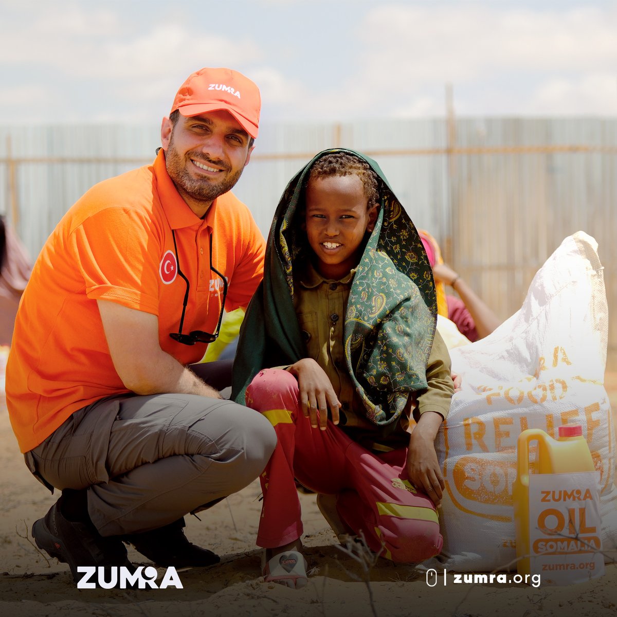 ZumraCharity's tweet photo. 📍Somalia
Zumra Charity is also serving in Somalia. We have distributed your supports to the needy families. It was wonderful to share happiness of children on the World Orphan Day. We can rewrite their stories together 💪
#somalia #worldorphanday #support #together https://t.co/VHZBAmQBV2
