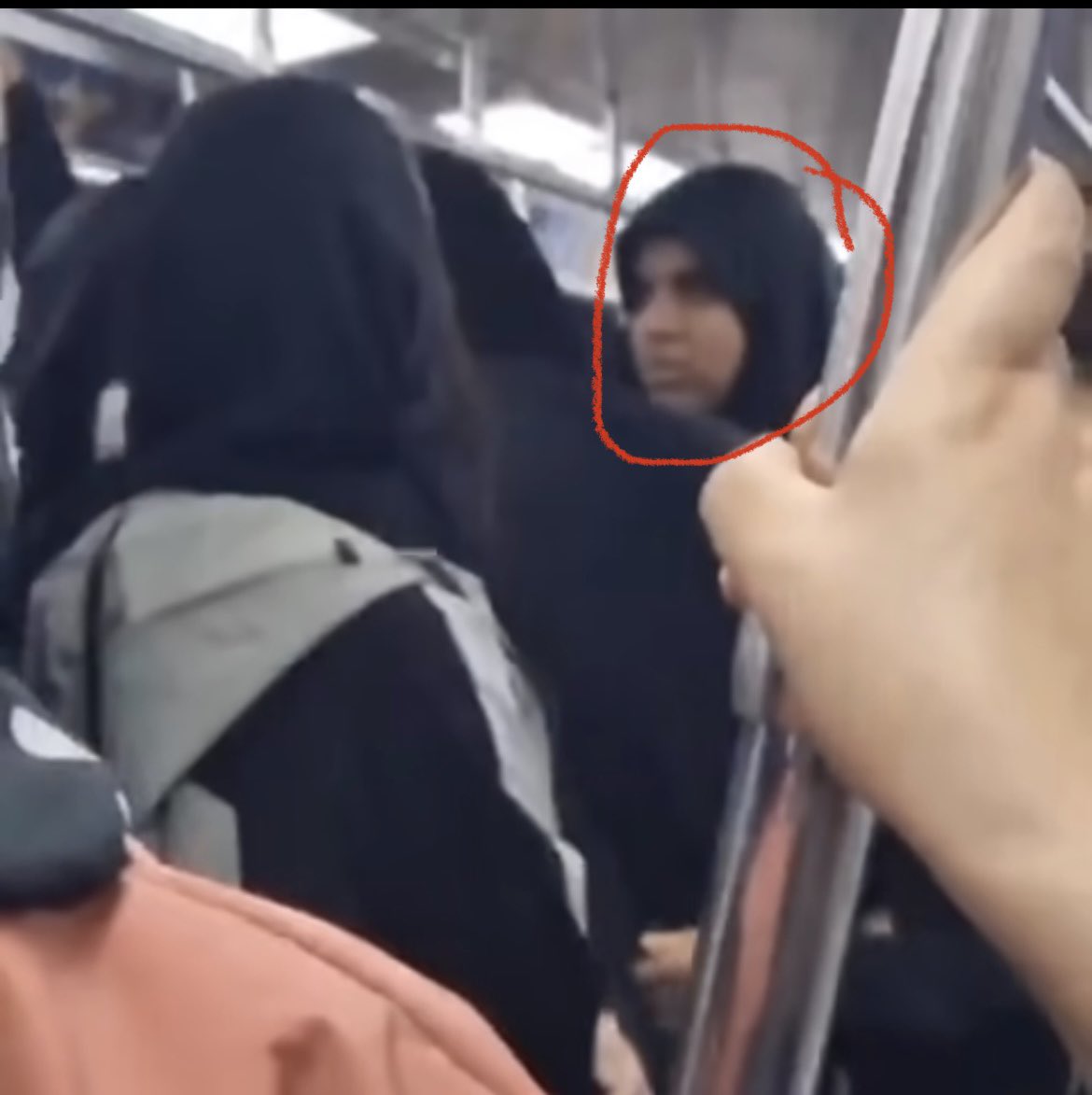 Fight break out on subway train between brave Iranian women and these none-Iranian occupiers - even with this low resolution screen shot you can tell… where are these people from?!
#occupiedIran #RezaPahlaviIsMyRepresentative #irgcterrorists #iranrevolution #MahsaAmini…