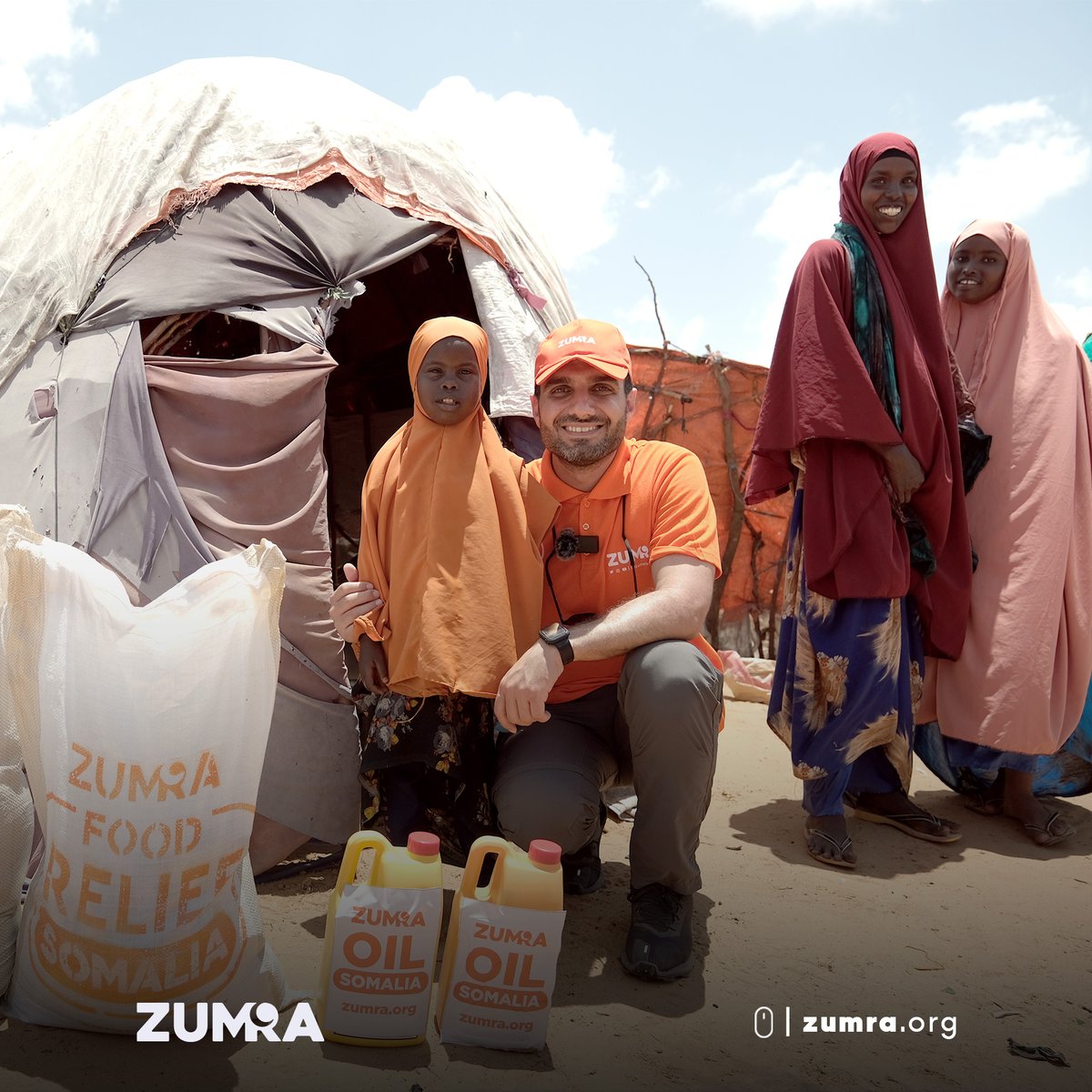 ZumraCharity's tweet photo. 📍Somalia
Zumra Charity is also serving in Somalia. We have distributed your supports to the needy families. It was wonderful to share happiness of children on the World Orphan Day. We can rewrite their stories together 💪
#somalia #worldorphanday #support #together https://t.co/VHZBAmQBV2