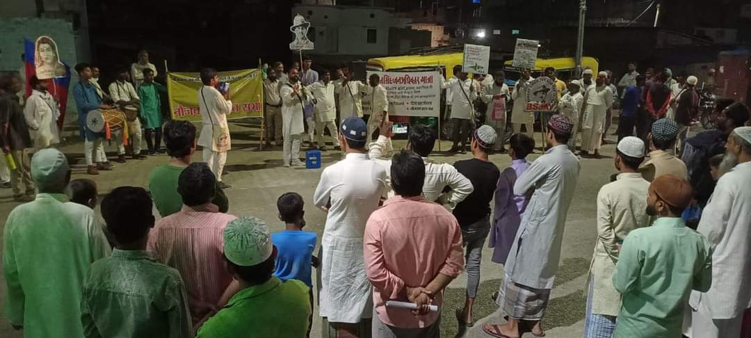 bsjayatra's tweet photo. भगतसिंह जनअधिकार यात्रा ,
छब्बीसवाँ दिन।
उत्तर प्रदेश, मऊ। दूसरा पड़ाव।

मऊ दूसरे पड़ाव में यात्रा बलिया मोड़ से शुरू हुई और कोपागंज, कसारा, इन्दारा होते हुए अदरी नगर पंचायत में हिंदू-मुस्लिम एकता गेट पर सभा के साथ समाप्त हुई। 
कोपागंज में सभा के दौरान संघियों ने यात्रा में https://t.co/cXmZiZHxZL